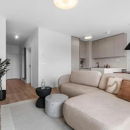 Slnecnice 2-bedroom On Floor 6 With Balcony And Parking By Skyviews شقة
